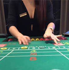 situs ombaktoto live studio with professional dealer conducting Dasar Number draw